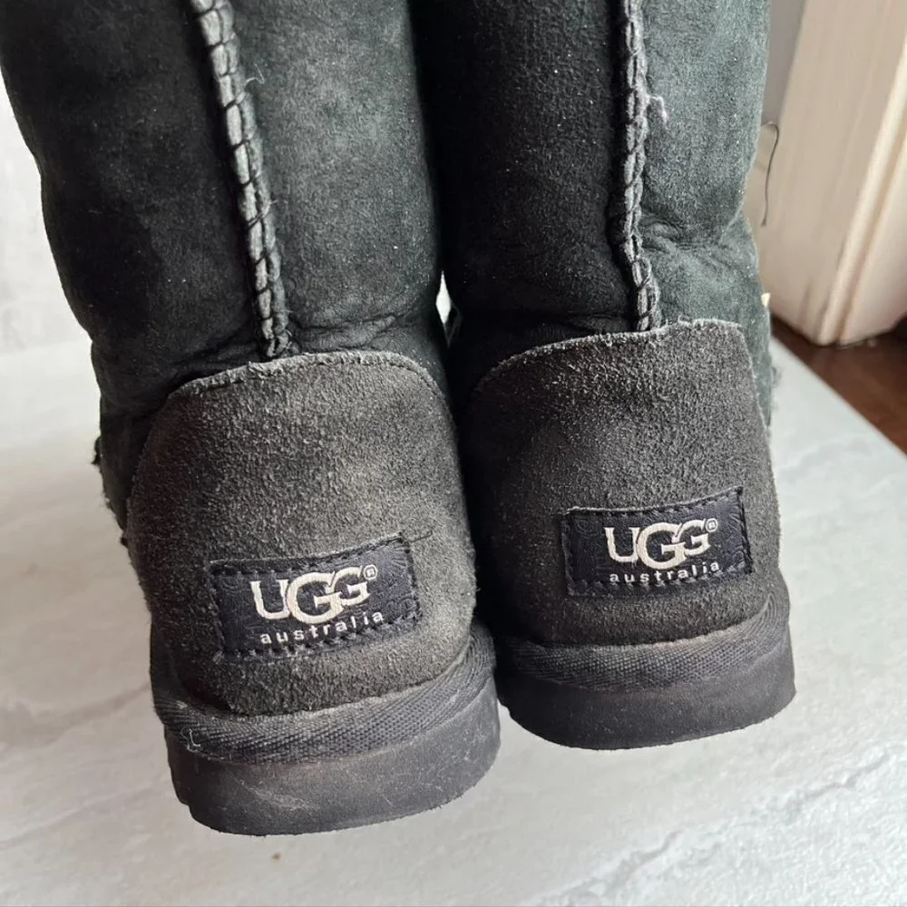 ** UGG Australia Classic Short Womens Size 6 Black Sheepskin Winter Boots 5825